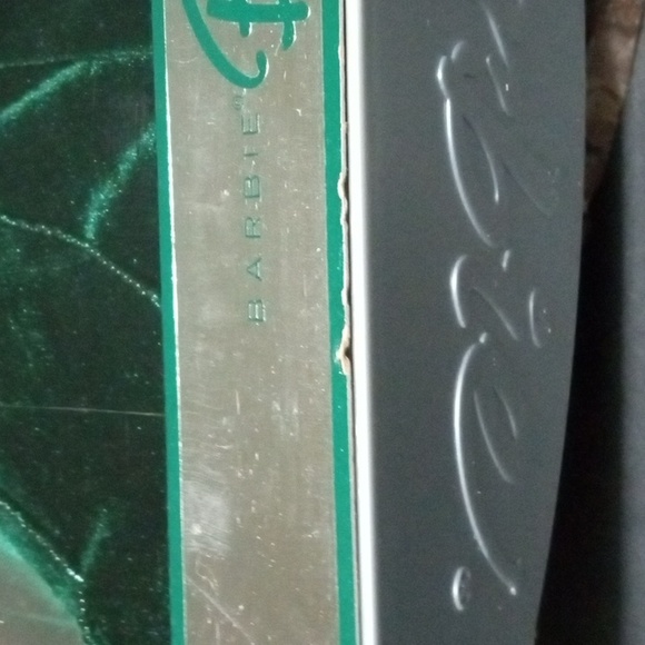 Holiday Barbie 2004 - Picture 7 of 10